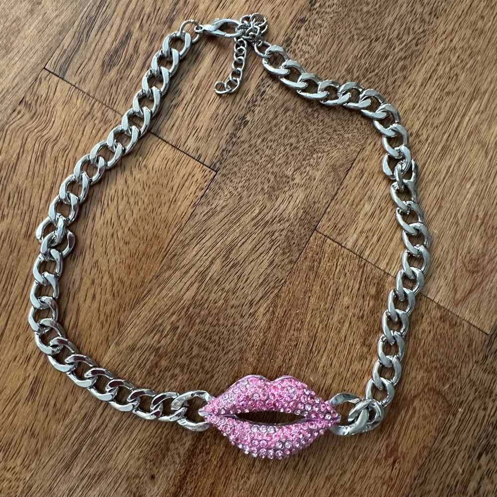 Silver Chain Necklace with Pink Lips Pendant, UNUSED!!